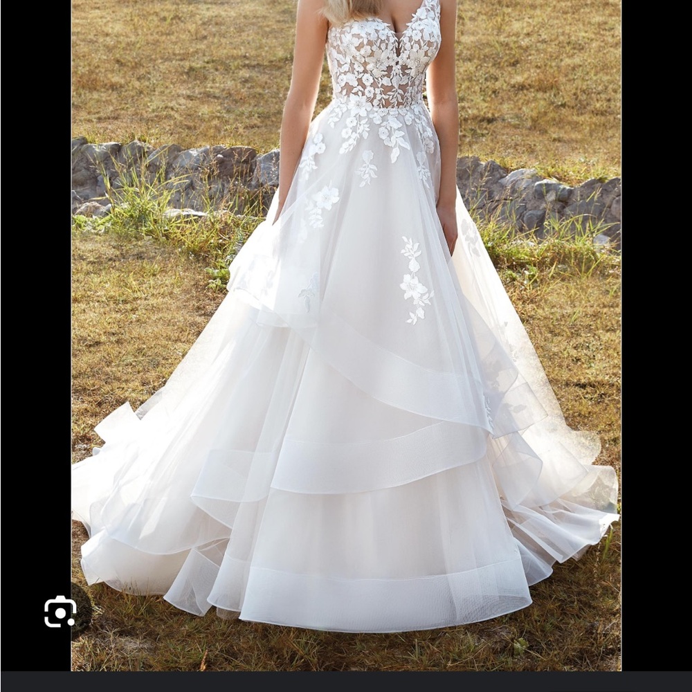 Elegant White Lace Wedding Dress